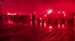 Gli ultras della Curva B rendono omaggio a Maradona, fantastica fiaccolata: Al&egrave;, Diego! [VIDEO]