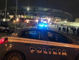 Agguato ultras Napoli al tifoso olandese nella notte: due coltellate alla gamba destra, la ricostruzione
