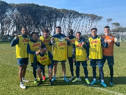 Napoli, la squadra gialla si aggiudica la partitina: scatto per celebrare il momento [FOTO]