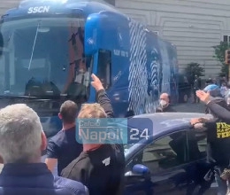 Vergognatevi, non siete napoletani: il Napoli lascia Palazzo Caracciolo: pesante contestazione ultras | VIDEO CN24