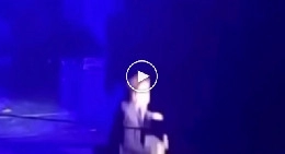 Massimo Ranieri gi&ugrave; dal palco, spuntano le immagini della caduta | VIDEO