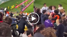 Vergogna al Franchi: tifosi della Fiorentina aggrediscono un supporter dell'Inter con pugni e calci | VIDEO