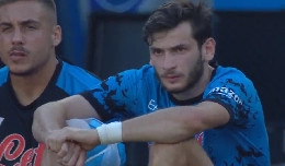 Botta per Kvaratskhelia, Spalletti non lo rischia: ghiaccio a bordo campo per il georgiano | FOTO