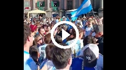 Argentina-Francia, gli argentini si ritrovano a Piazza Dante ed &egrave; gi&agrave; delirio | VIDEO