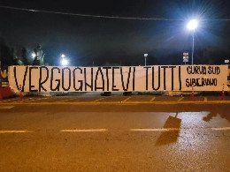 Vergognatevi tutti. Caos Salernitana, striscione degli ultras al centro sportivo | FOTO