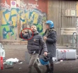 Scontri Ultras Eintracht a Napoli, trovata una pistola a piazza del Ges&ugrave;! | FOTO