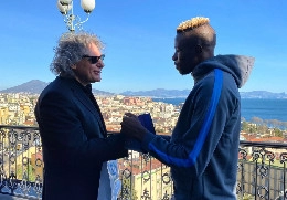 Osimhen incontra la Napoli Futsal: due dischi di Bon Jovi in regalo per Victor! | FOTO