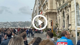 Milan in arrivo a Napoli, guardate cosa sta succedendo fuori l&rsquo;hotel | VIDEO CN24