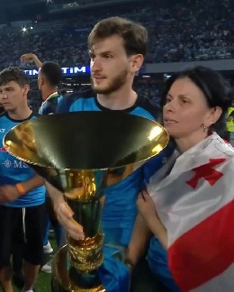 Kvaratskhelia posa con la madre e la Coppa Scudetto | FOTO