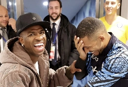 Fantastico siparietto Vinicius-Juan Jesus prima di Real Madrid-Napoli | FOTO
