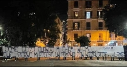 I tifosi del Napoli rispondono agli interisti, spunta lo striscione: Come godo quando mi chiami infame... | FOTO