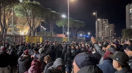 Salernitana-Fiorentina, guerriglia all'esterno dell'Arechi: lancio di fumogeni e petardi, interviene la Polizia | VIDEO