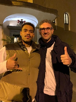 Ngonge coi tifosi del Napoli dopo le visite mediche, si attende solo l'ufficialit&agrave; | FOTO