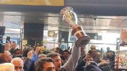 Gevi Napoli Basket, il ritorno dei campioni: bagno di folla dopo il successo della Coppa Italia | VIDEO