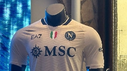 Presentazione nuova maglia Napoli, esordio con l'Atalanta! Bianchini: Non useremo pi&ugrave; la Patch Serie A contro il razzismo. Geolier: La maglia rappresenta un popolo | VIDEO