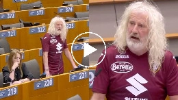 Incredibile al Parlamento Europeo, deputato irlandese con la maglia del Torino urla: Juve me**a | VIDEO