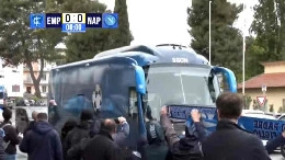 Il Napoli arriva a Empoli! Squadra accolta dal coro Fuori le p***e! dei tifosi napoletani! | VIDEO