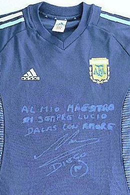 Maglia Maradona donata a Lucio Dalla venduta per 50mila euro: resta a Bologna in un ristorante | FOTO