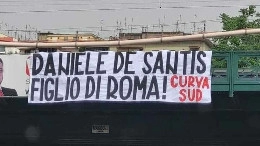 Vergogna a Roma, spunta striscione che inneggia l'ultr&agrave; che uccise Ciro Esposito | FOTO
