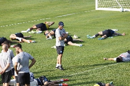 Conte parla con la squadra in mezzo al campo: Ricordiamoci sempre una cosa