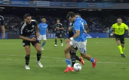 Moviola Napoli-Como: contatto Kvara-Moreno, l'arbitro non fischia rigore | FOTO