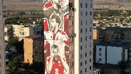 In Georgia un murale gigantesco per Kvaratskhelia! Dipinto un intero palazzo | FOTO