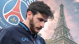 L'Equipe - Kvaratskhelia non &egrave; ancora a Parigi, scambio di documenti in corso tra Napoli e PSG