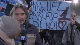 Tifoso del Napoli si schiera con Manuel Parlato! Entra in diretta per difenderlo | VIDEO