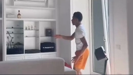 Esilarante David Neres, l'attaccante improvvisa un balletto brasiliano in casa | VIDEO