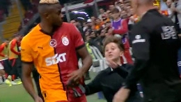 Invasione di campo in Turchia, bambino corre da Osimhen e guardate cosa fa | VIDEO
