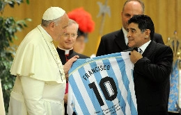 Addio Papa Francesco, San Lorenzo in campo con la maglia: Insieme per l'eternit&agrave;