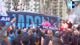Arriva la squadra al Maradona: super-accoglienza prima per Napoli-Torino | VIDEO