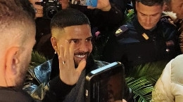 Lorenzo Insigne riparte dal Pescara: cento tifosi ad accoglierlo, visite mediche in corso | FOTO