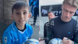 Napoli arrivato a Cagliari, Hojlund firma un pallone ad un piccolo tifoso | VIDEO