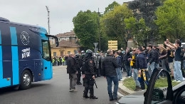 Odio Napoli!: clima rovente all'esterno del Tardini, cori beceri contro il bus degli azzurri | VIDEO
