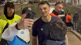 Un giocatore del Bologna va in mezzo ai tifosi del Napoli dopo la partita | VIDEO